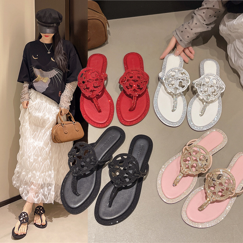 Comercio exterior TB casa 2026 diamante flip flops para mujeres de tamaño grande con un fondo plano doble T zapatillas frías fábrica al por mayor sandalias