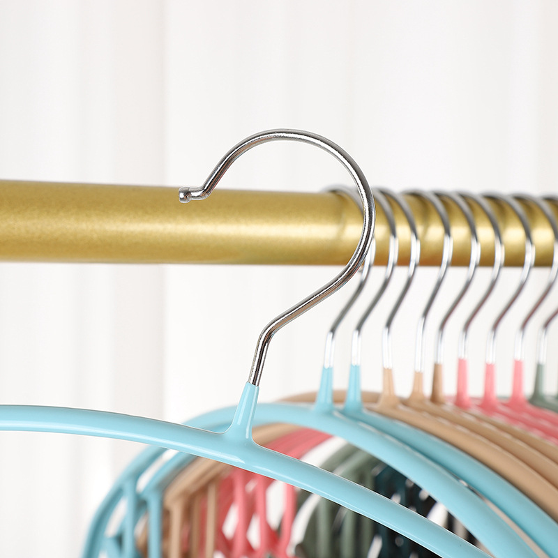 Percha de semicírculo recubierta de plástico para el hogar antideslizante estante de ropa para adultos percha de secado sin costuras con gancho percha de metal