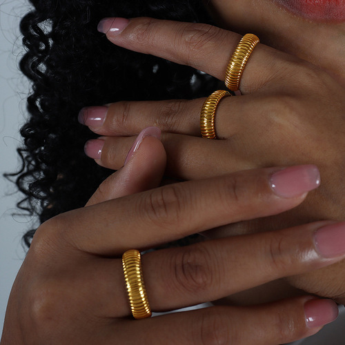 French-inspired Ins-style new retro light luxury minimalist fashionable geometric round ring accessory titanium steel gold-plated jewelry for women