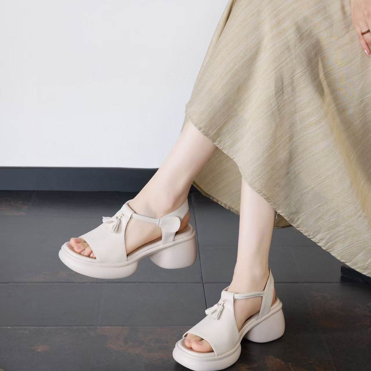 Sandal nữ da thật đế dày mũi hở gót vuông quai ngang — màu đen
