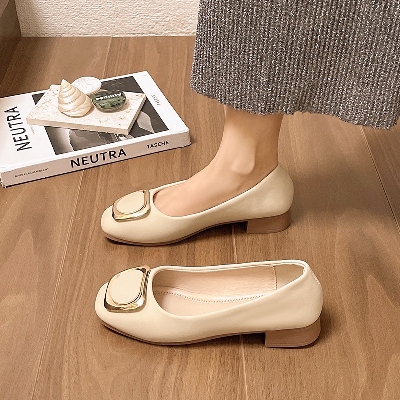 Zapatos de cabeza cuadrada para mujeres 2025 nuevo estilo de primavera y otoño con una hermosa falda de talón bajo con suela suave un zapato de pedal