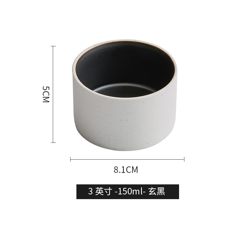 El estilo japonés original y simple de pimienta, platos de sal, platos de postre, condimentos, platos de ensalada de frutas, platos de arroz y cubiertos