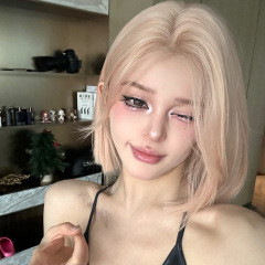 ピンクの金色のかつらの女性の中で外から八の字の前髪のショートヘアを分けます。