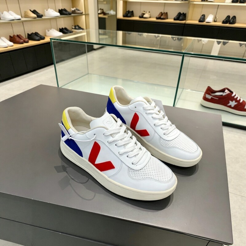 2026 New V-Shaped White Sneakers Couple Shoes Breathable Casual Sneakers Versatile Thick-Soled Height-Increasing Sports Shoes Trendy Shoes