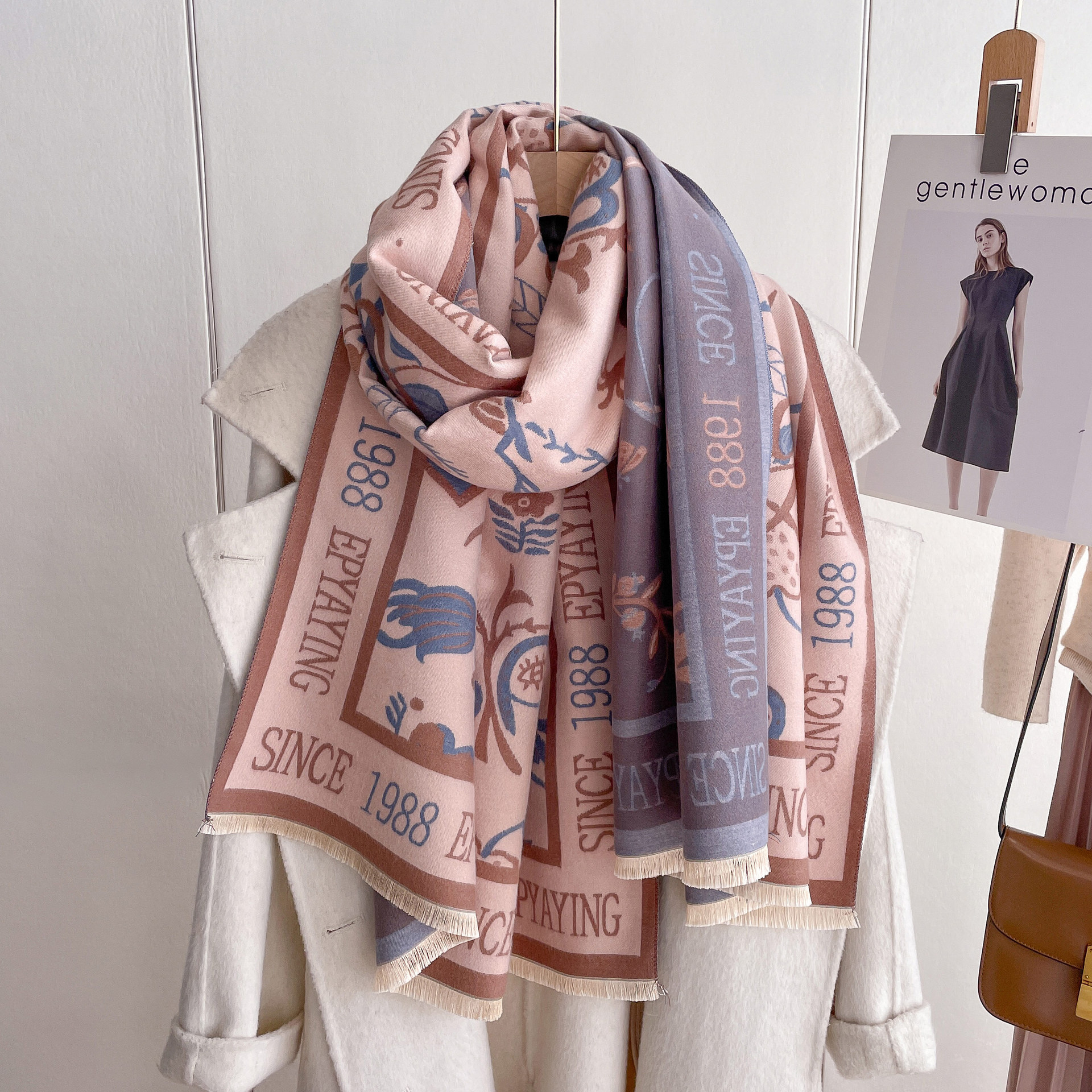 Dam höstscarf i imitationskashmir med blommönster sjal_voghion.com