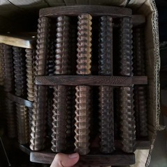 Selling second-hand goods from night markets, such as massage devices and long rollers, to clear inventory.