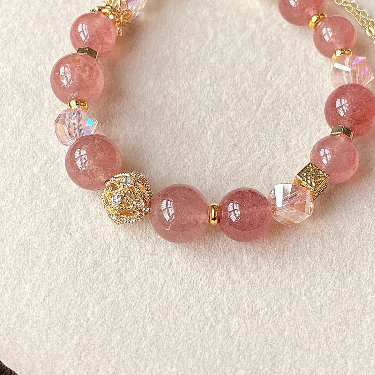 Armband mit Erdbeer-Kristallen für Damen – ein echter Hingucker! Glücksbringer-Armband mit Pfirsichblüten-Motiv, das zum Erfolg und zur Karriere beiträgt – das perfekte Geschenk für_voghion.com