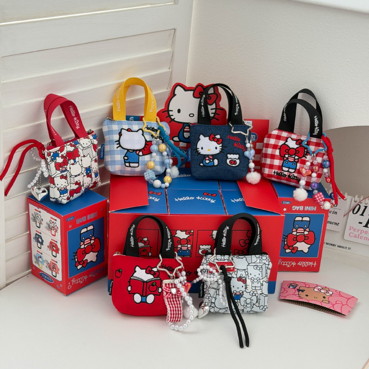Sanrio officially licensed cute kitty cat pattern coin purse, can be placed in a pocket, mini handbag