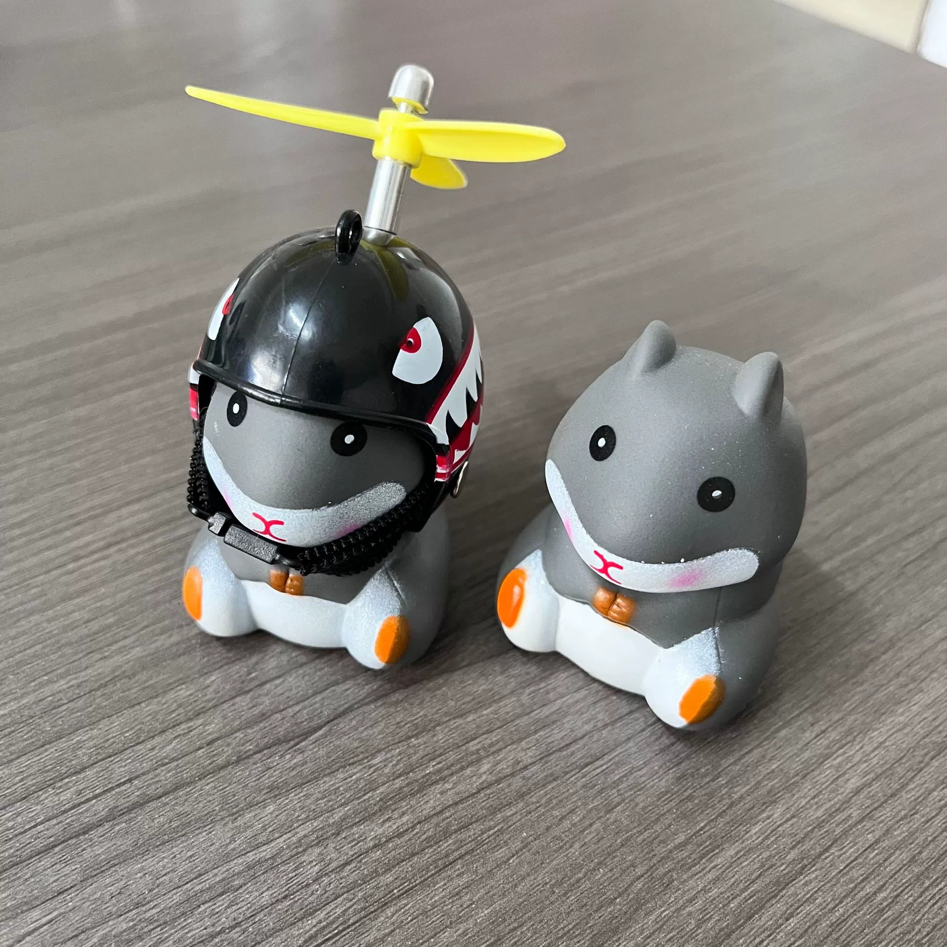 Ветер утка велосипед электромобиль мотоцикл встряхивает звуковую сеть красный декоративный хомяк маленькая желтая утка ломает ветер крыса бамбуковая стрекоза