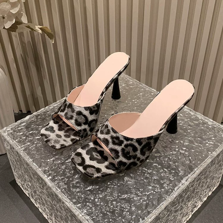 Нишевые тапки на высоком каблуке с леопардовым принтом женская обувь модная наружная одежда 2025 новый летний темперамент французские маленькие сандалии
