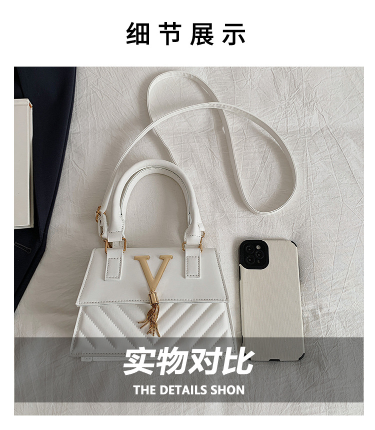 This year, trendy, fashionable and high-quality handbags are in vogue. Women's bags with stylish tassels and unique diagonal patterns are single-shoulder crossbody women's bags Item Picture