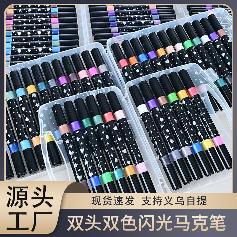 Un marcador de flash de dos colores de dos cabezas con un flujo de polvo de agua de flash, un puntero de luz de pintura de color perla, un lápiz de cuentas de mano