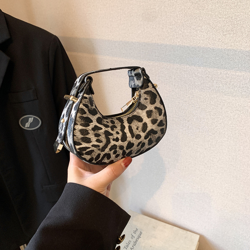 Tendencia nueva bolsa de mujer casual 2024 personalidad coreana de invierno mini media luna temperamento leopardo bolso de mano