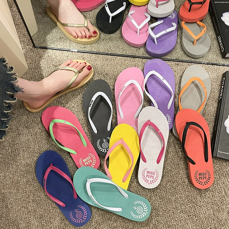 Простые шлепанцы, женские летние нескользящие носки в Интернете, популярное Новое поступление, пляжные сандалии и тапочки с героями мультфильмов на плоской подошве, модные