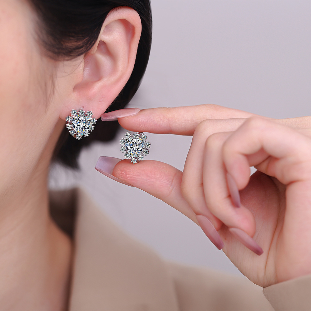 8g Weight 1 Pair Simple Style Shiny Heart Shape Inlay Copper Zircon White Gold Plated Earrings