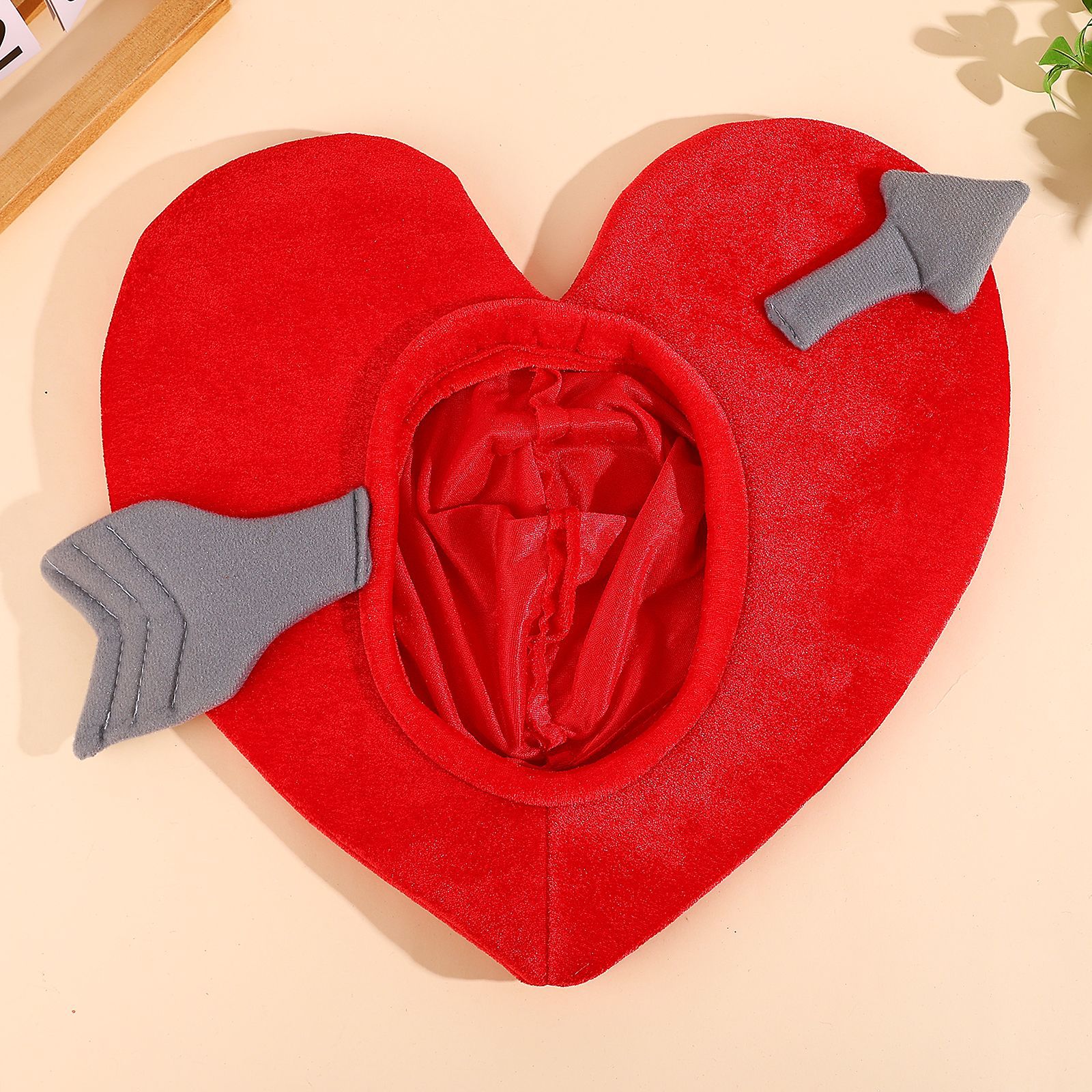 Espectáculo transfronterizo del día de San Valentín Accesorios fotográficos Cartoon Love Peach Funda de felpa Funny Cupid Arrow Sombrero cálido