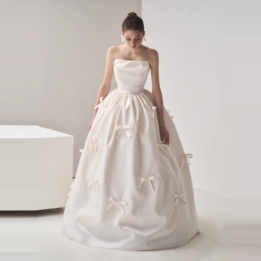 Französisches Satin-Brautkleid 2026: Schlichtes, trägerloses, figurschmeichelndes Prinzessinnenkleid mit Puffrock im Waldstil_voghion.com