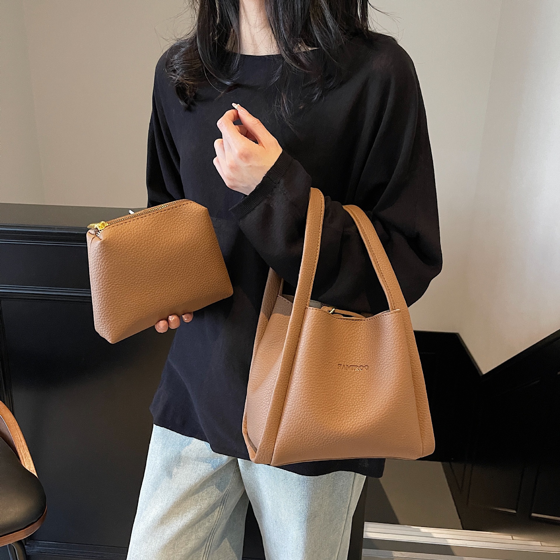 Bolsos de moda de nicho retro para mujer 2025 verano nuevo bolso de mensajero bolso de cubo de moda de alta gama bolso de hombro