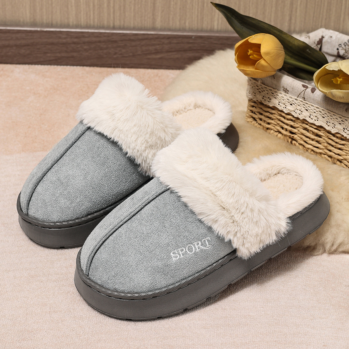 Zapatos de algodón en invierno, nuevas zapatillas de algodón de moda de peluche, zapatillas de algodón para hombres y mujeres, arrastre de algodón térmico y antideslizante en interiores al por mayor