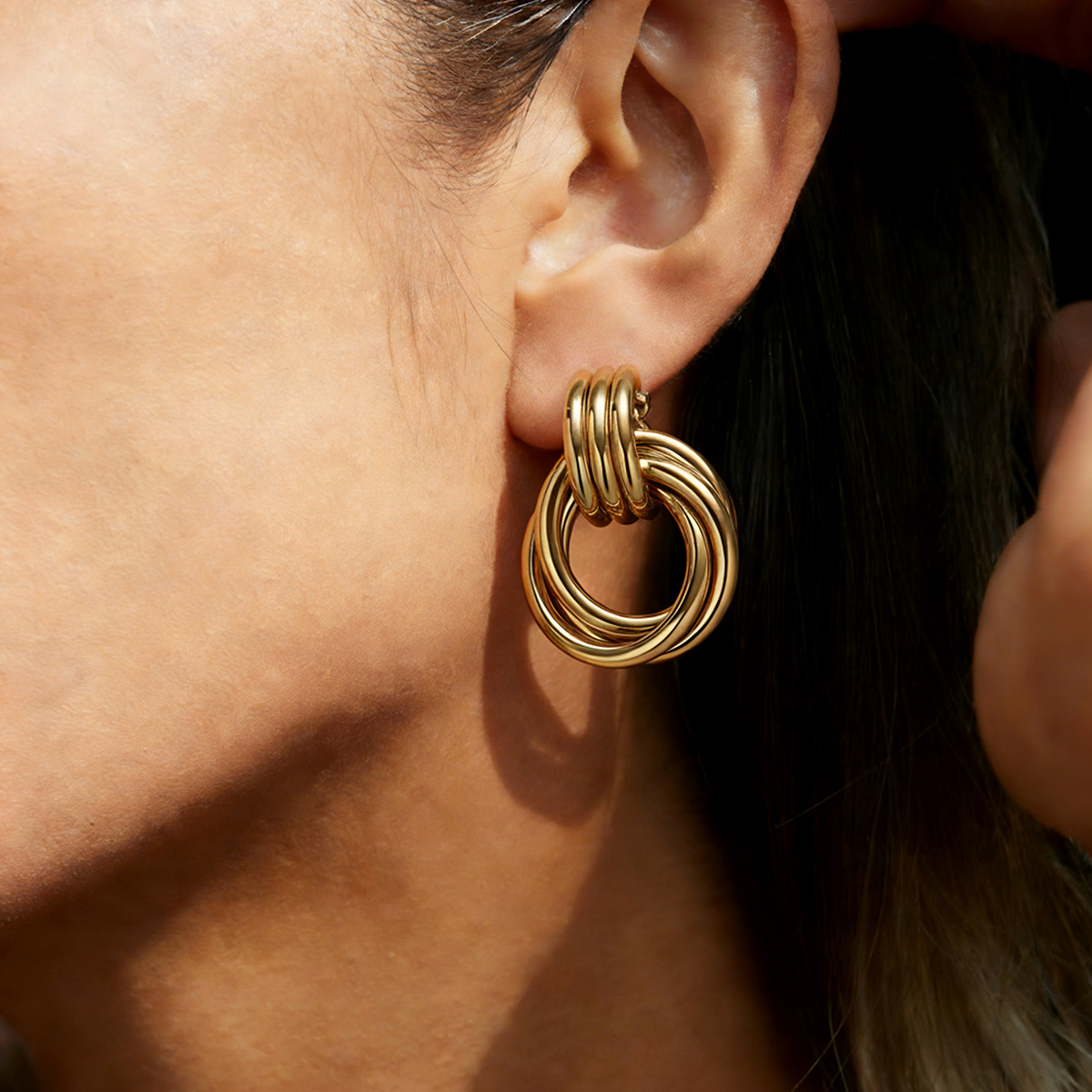 Alta sensación de nicho de acero dorado acero inoxidable pernos de acero titanio geometría exagerada moda femenina personalidad auriculares