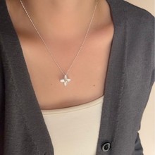 S925银花朵四叶草吊坠项链女韩国新款时尚幸运草毛衣链珍珠饰品