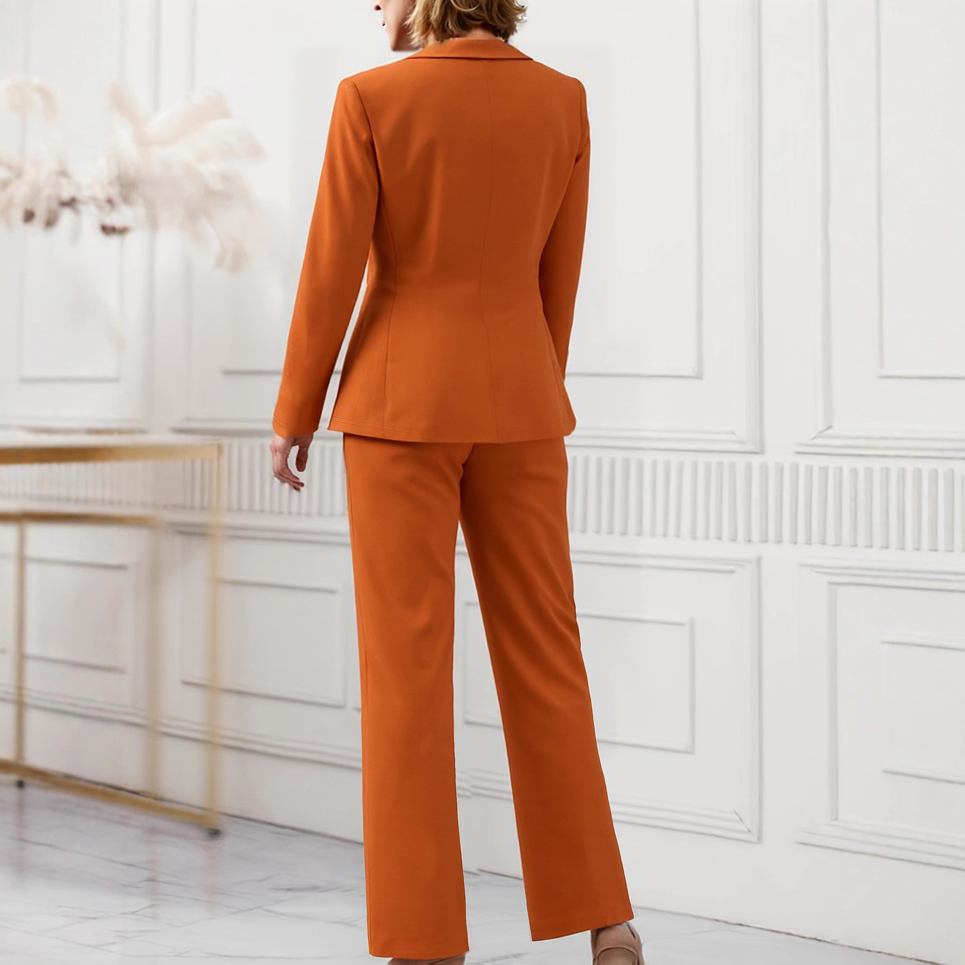 Dameskleding: effen blazer met knoopsluiting, hoge taille, flatterende broek, formele pakset_voghion.com