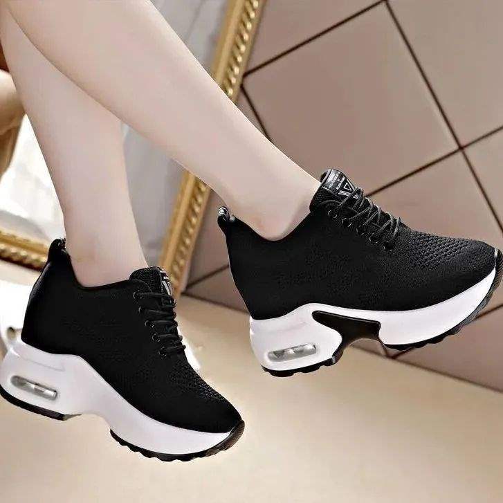 Zapatos blancos de suela gruesa interior para mujer 2025 nuevo estilo coreano de malla voladora salvaje transpirable zapatos deportivos casuales para niños