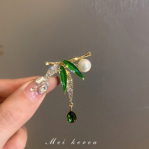 New Chinese-style retro diamond-embellished flower brooch with a national atmosphere, versatile and suitable for all occasions, prevents exposure, trendy western clothing accessory