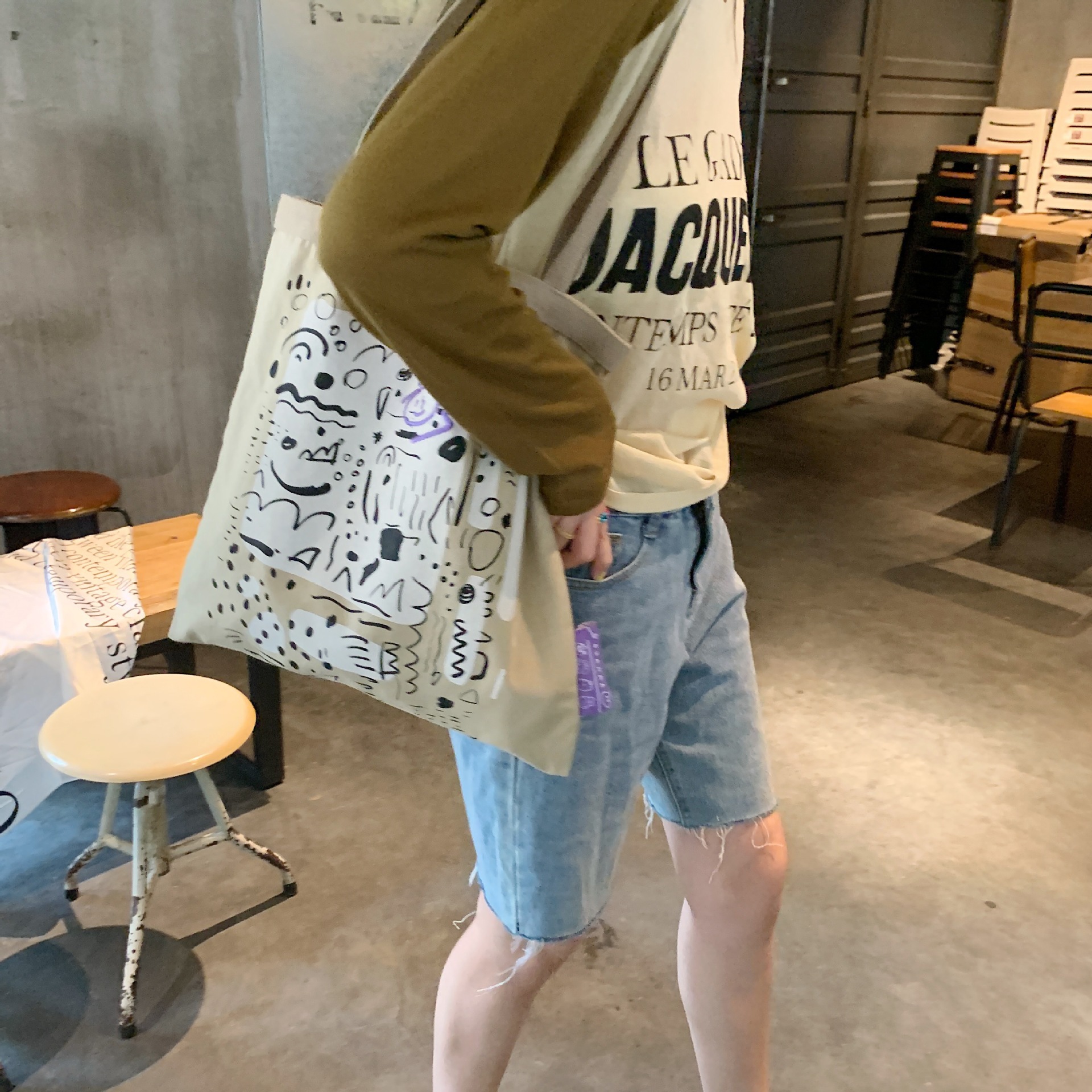 【 In Stock 】26102 letter graffiti printed canvas bag, large-capacity single-shoulder hand-carry shopping bag Tote from South Korea undefined