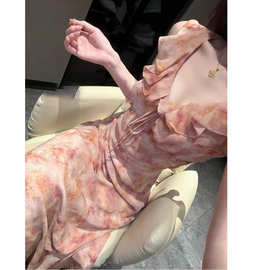 茶歇法式粉色荷叶边碎花V领无袖连衣裙女2025新款夏日绝美小裙子