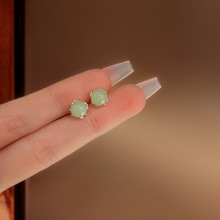 迷你小巧仿和田玉耳钉女小众设计感复古法式气质冷淡风耳骨钉耳饰