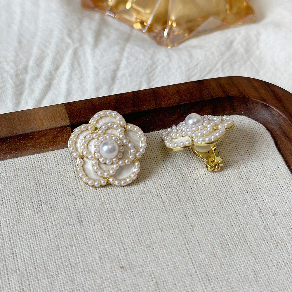 Versión coreana del clip para la oreja sin orejas de la celebridad de Internet clip para la oreja triangular con incrustaciones de diamantes de alta calidad Pendientes de Yiwu de temperamento simple femenino al por mayor