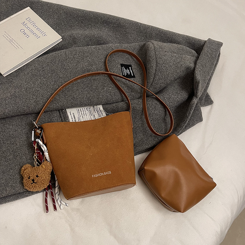 Bolsa de mano de seda retro esmerizada de alta calidad para mujeres 2025, nuevo bolso de balde de primavera simple y versátil.