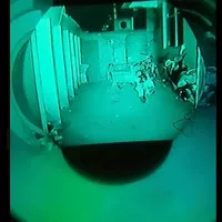 Тактический шлем ночного видения может ходить ночью, а прибор ночного видения светящийся зеленый грузовик. Собственный шлем