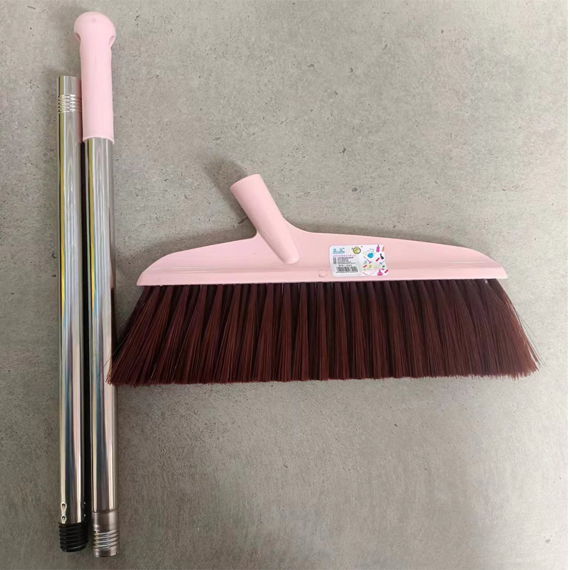 Escobas domésticas al por mayor con cerdas duras, cerdas de plástico y mangos de acero inoxidable para barrer y limpiar.