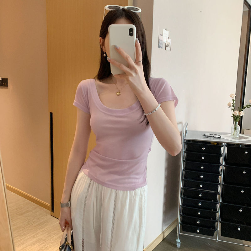 カーキ色の薄いタイプの微透大U襟の肩の半袖のtシャツの女性の2025夏の新型の清純な系のたるみ感の上着|undefined