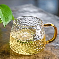 ハンマーのガラスのコップはお茶を入れるコップを持っています。
