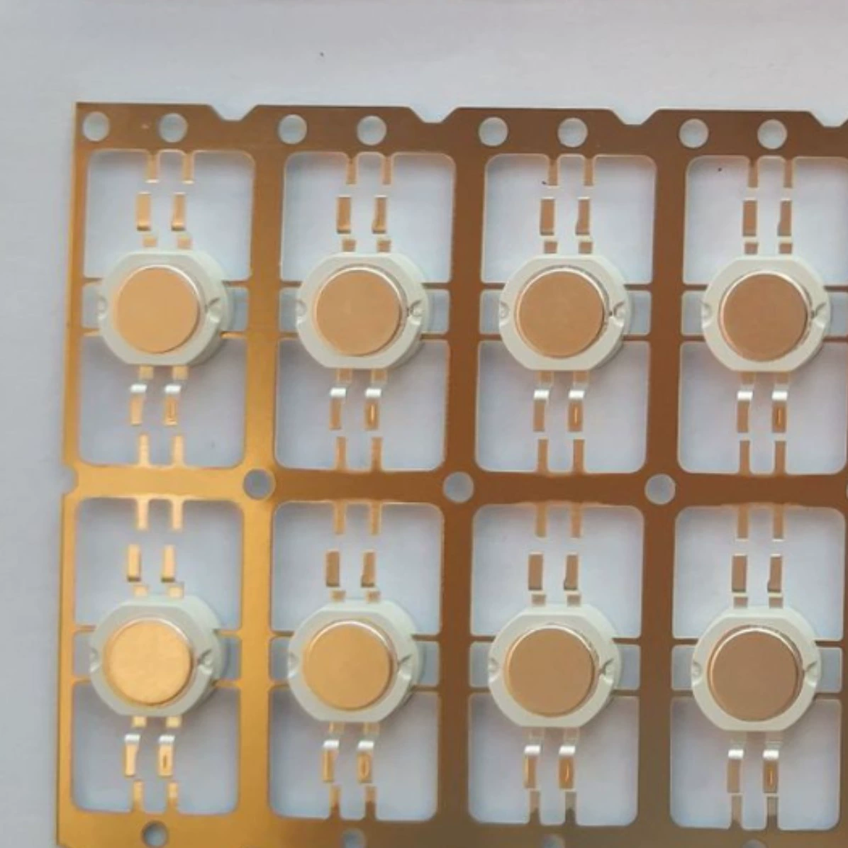 Производитель светодиодных кронштейнов в Дунгуане производит имитацию люминга, шестифутовый RGB, полностью медный кронштейн