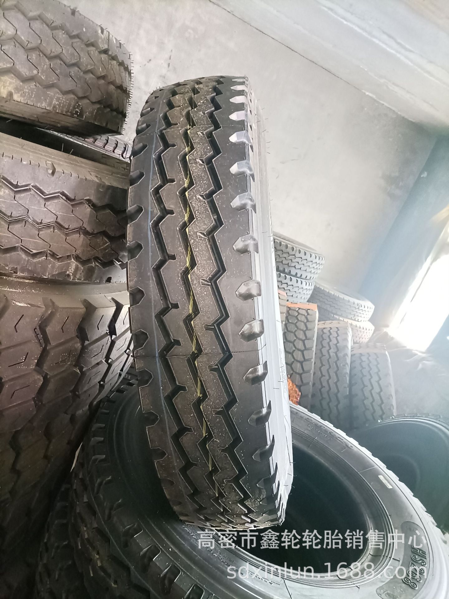 供应卡车货车825/ 900 /1000 /1100/1200R20前四后八自卸车轮胎