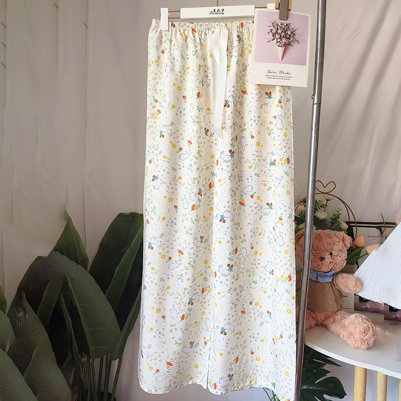 흰색 바탕에 꽃무늬