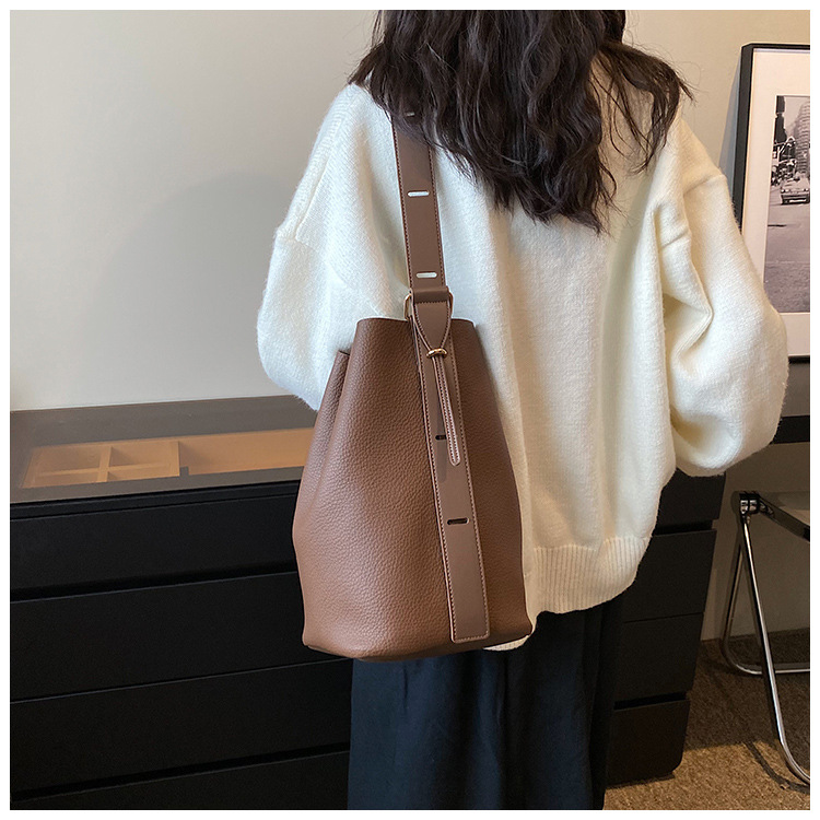 Nieuwe Retro Niche Design Tas voor Vrouwen Licht Luxe Hoge Esthetische Waarde Enkele Schouder Crossbody Tas Grote Capaciteit Brede Schouderband Emmer Tas_voghion.com