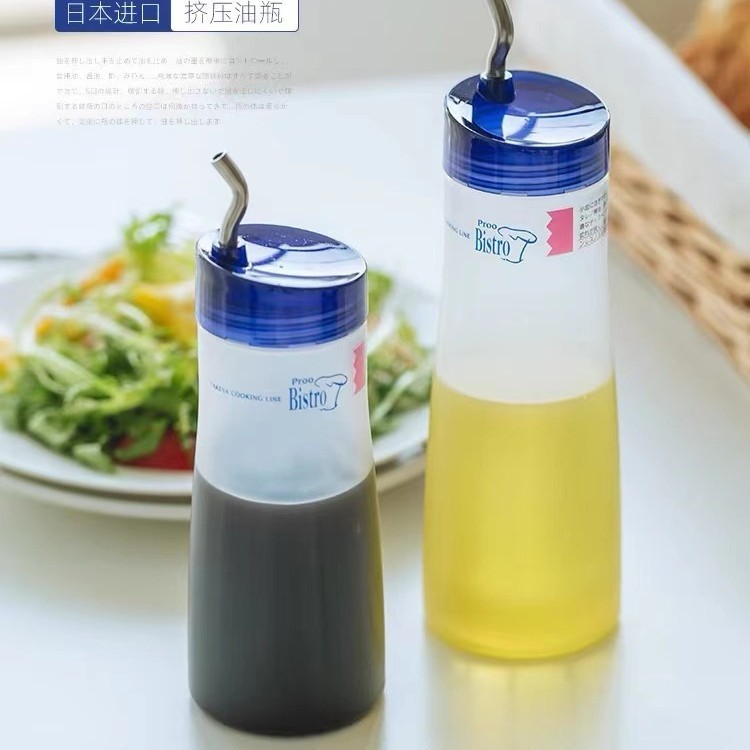 プラスチックのジャージャーの台所は調味料の瓶のジャージャーを押しつぶすことができます。|undefined