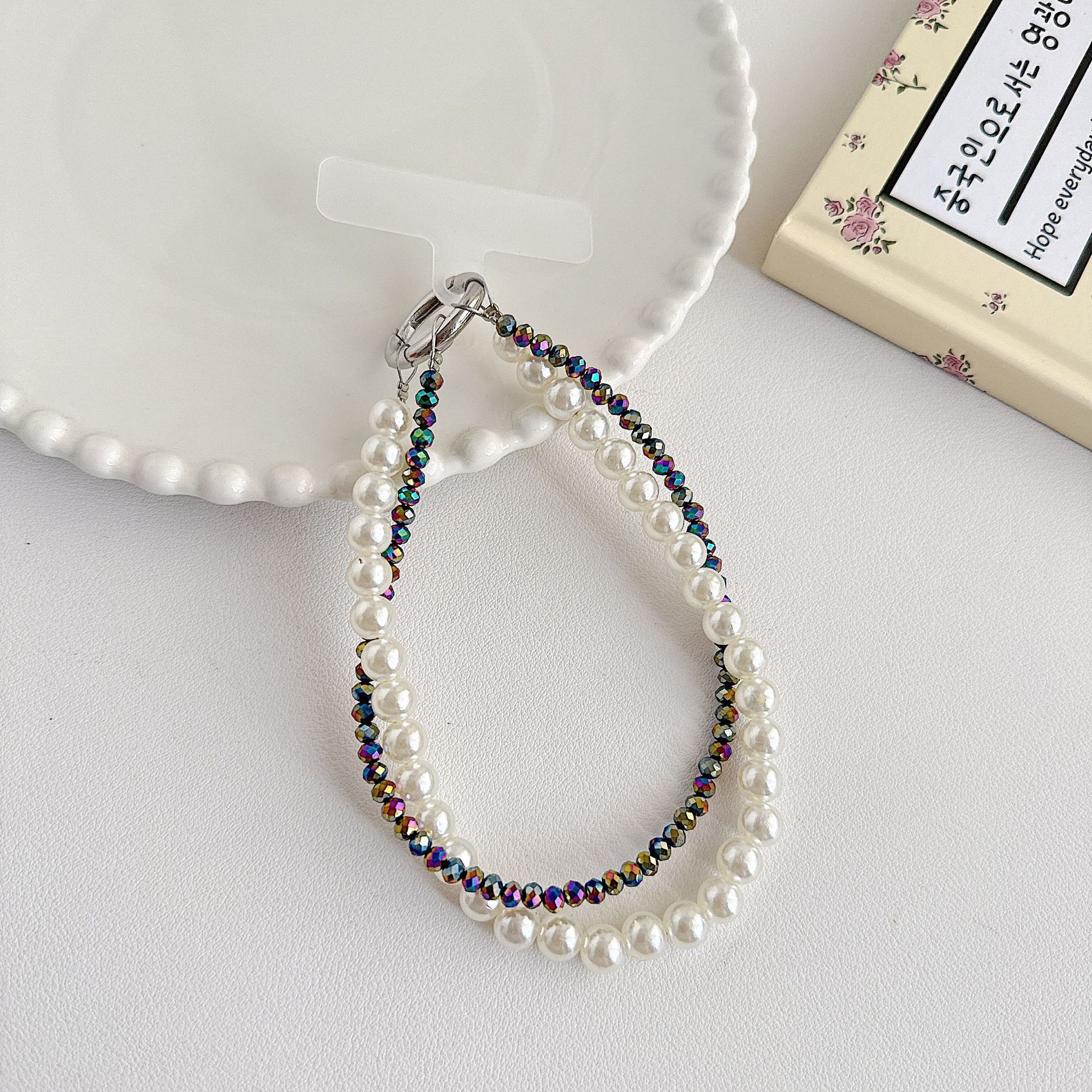 Boutique hecho a mano de alta gama teléfono móvil cadena colgante mujer estilo ins cristal coreano perla enrollamiento cadena de muñeca moda corta