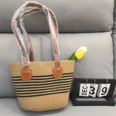 大容量透かし彫り手作りバッグ女性夏新作休暇ビーチバッグファッションシングル肩脇下草編みバッグ