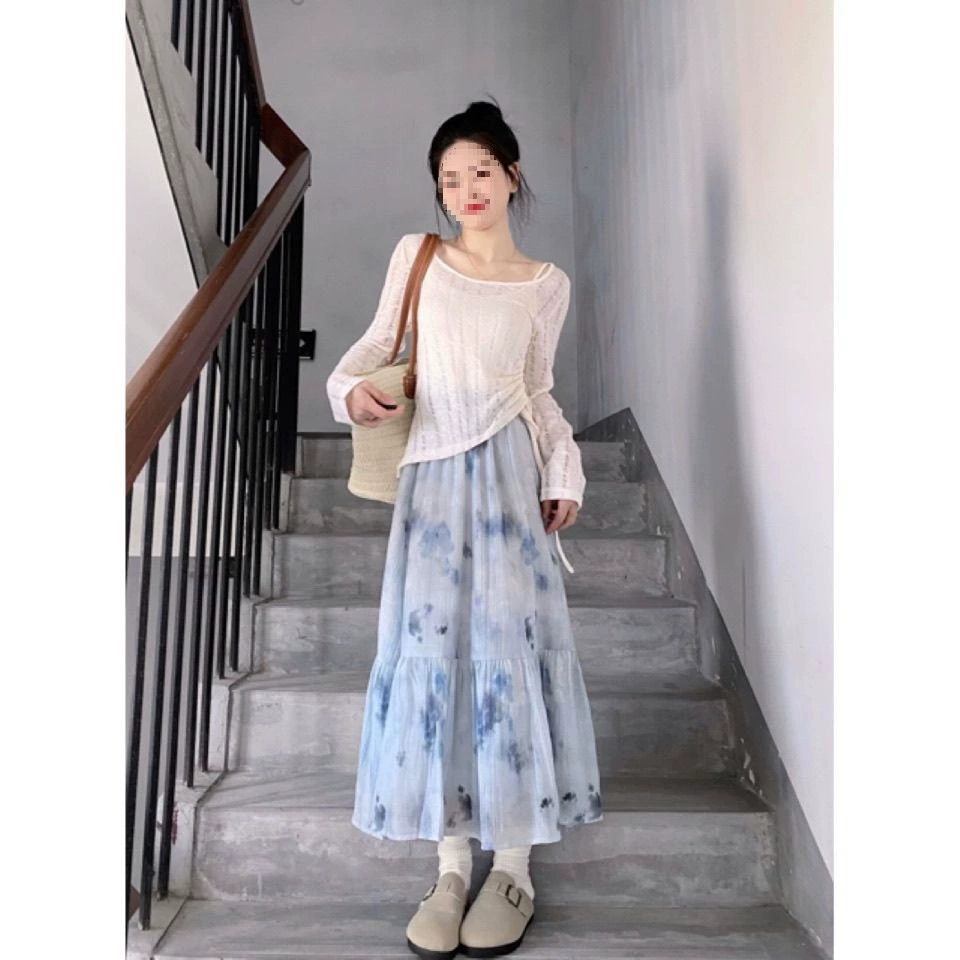 Летний костюм 2025 года для женщин, новый стиль, омолаживающий, с защитой от солнца, блузка с длинным рукавом и жилет, юбка с высокой талией и цветочным принтом