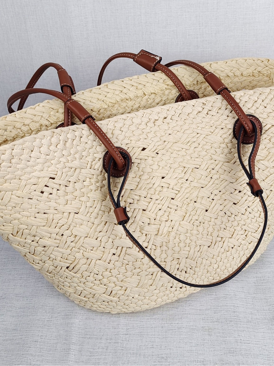 Woven straw shoulder bag