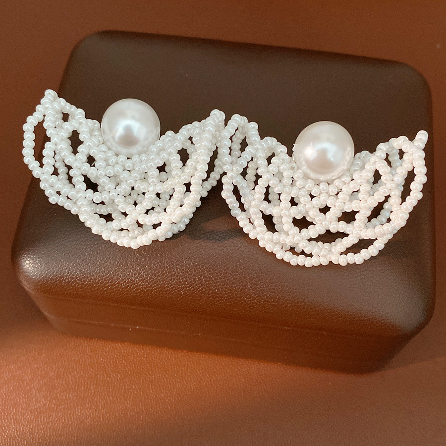 Agujas de plata cuentas huecas perlas redondas personalidad temperamento nicho pendientes de lujo ligero de alto nivel sensación de pendientes mujeres
