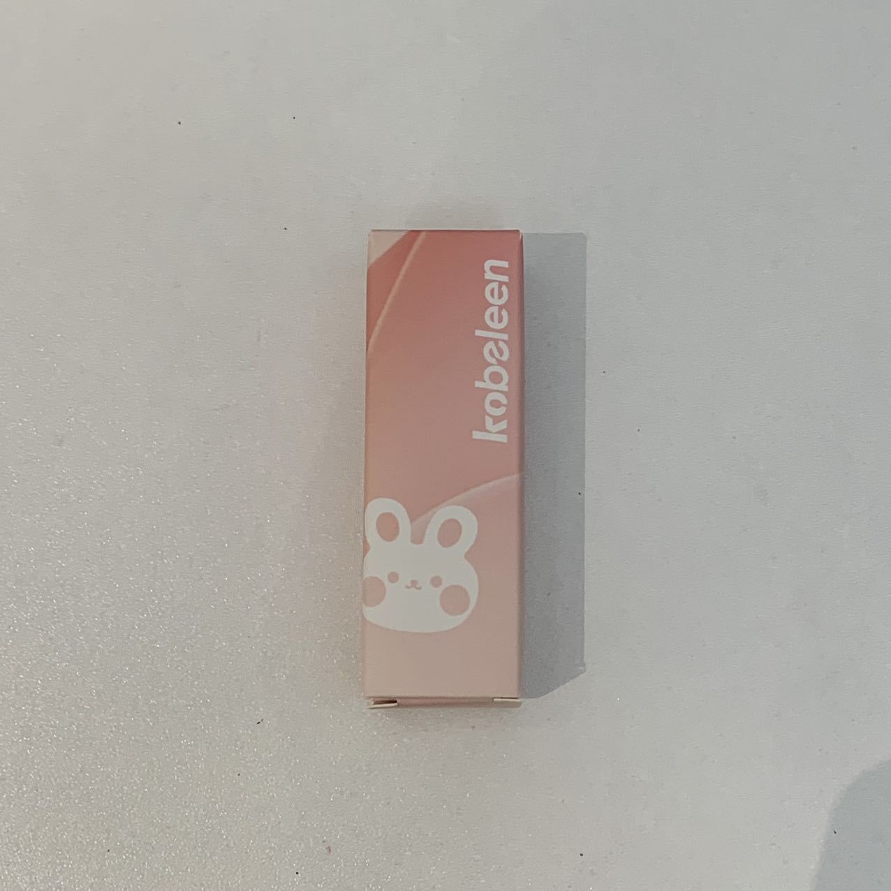kobeleen Moisturizing Lipstick, with a water-like mirror surface that is waterproof and does not fade easily, is a nude lipstick for spring and summer, suitable for students full figure