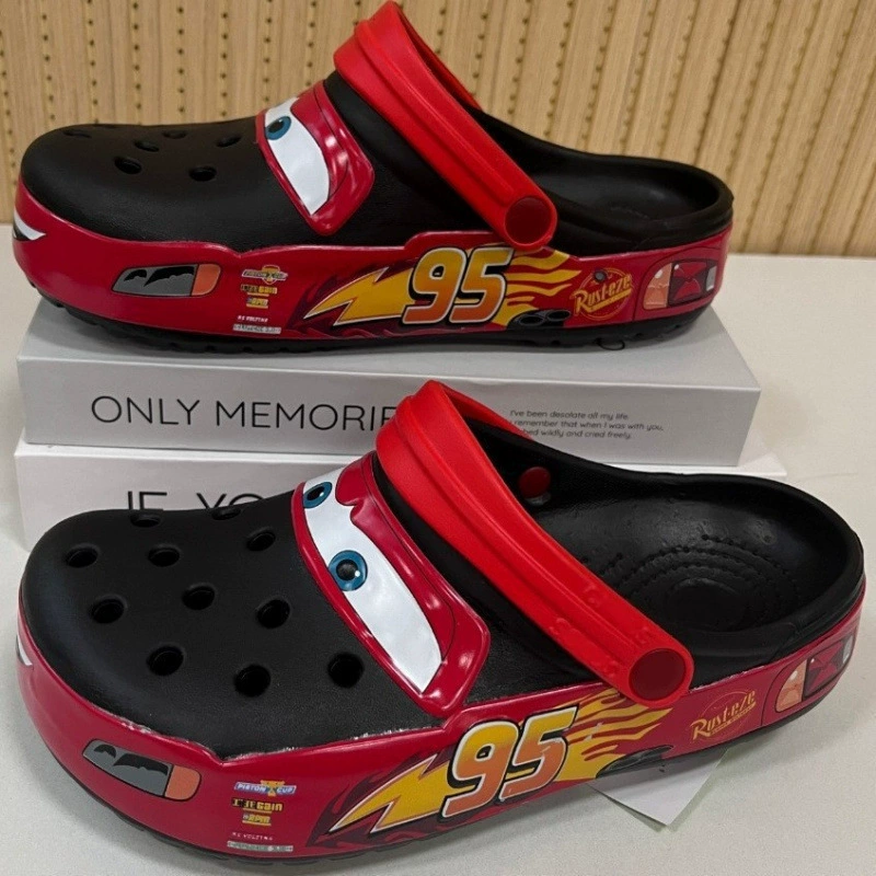 2025 Готовы к стоку McQueen 95 Car Crocs Garden Shoes Модные и универсальные открытые дышащие повседневные сандалии