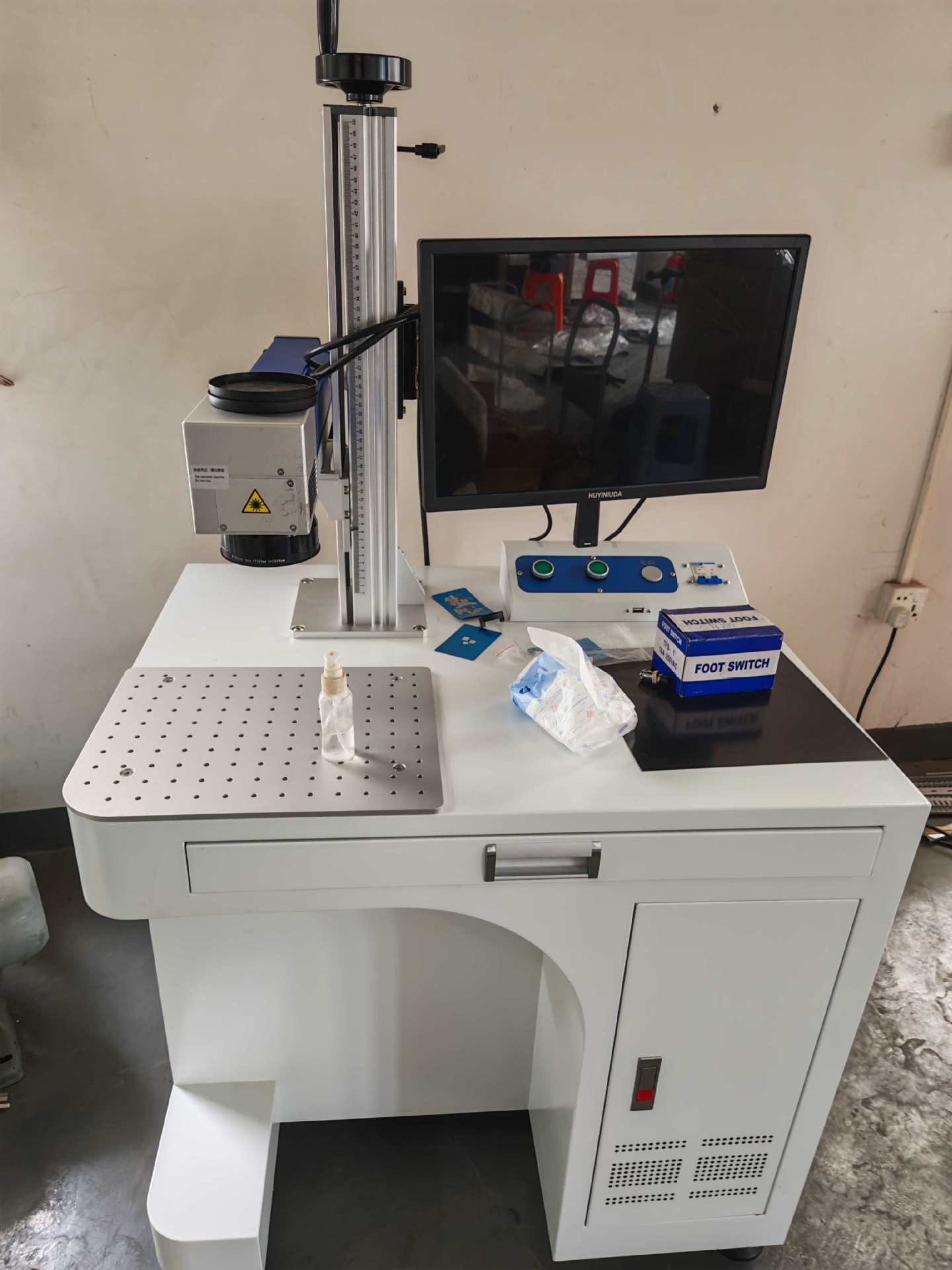 激光打标喷油产品塑料壳金属制品U盘氧化铝名片皮革汽车配件木头